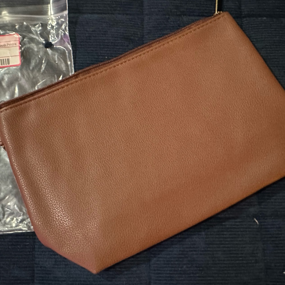 New in Package Thirty One tapered pouch